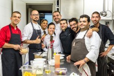 Roy e Diego Caceres con la brigata del ristorante Aqua Lounge