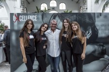 Max Mariola tra le ragazze di Excellence